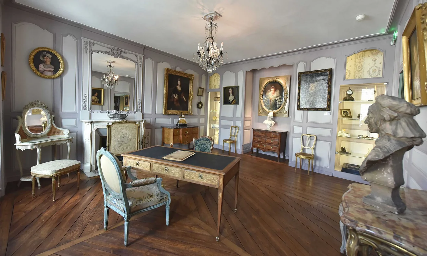 Salon d'époque du gîte Maison Côté Halle
